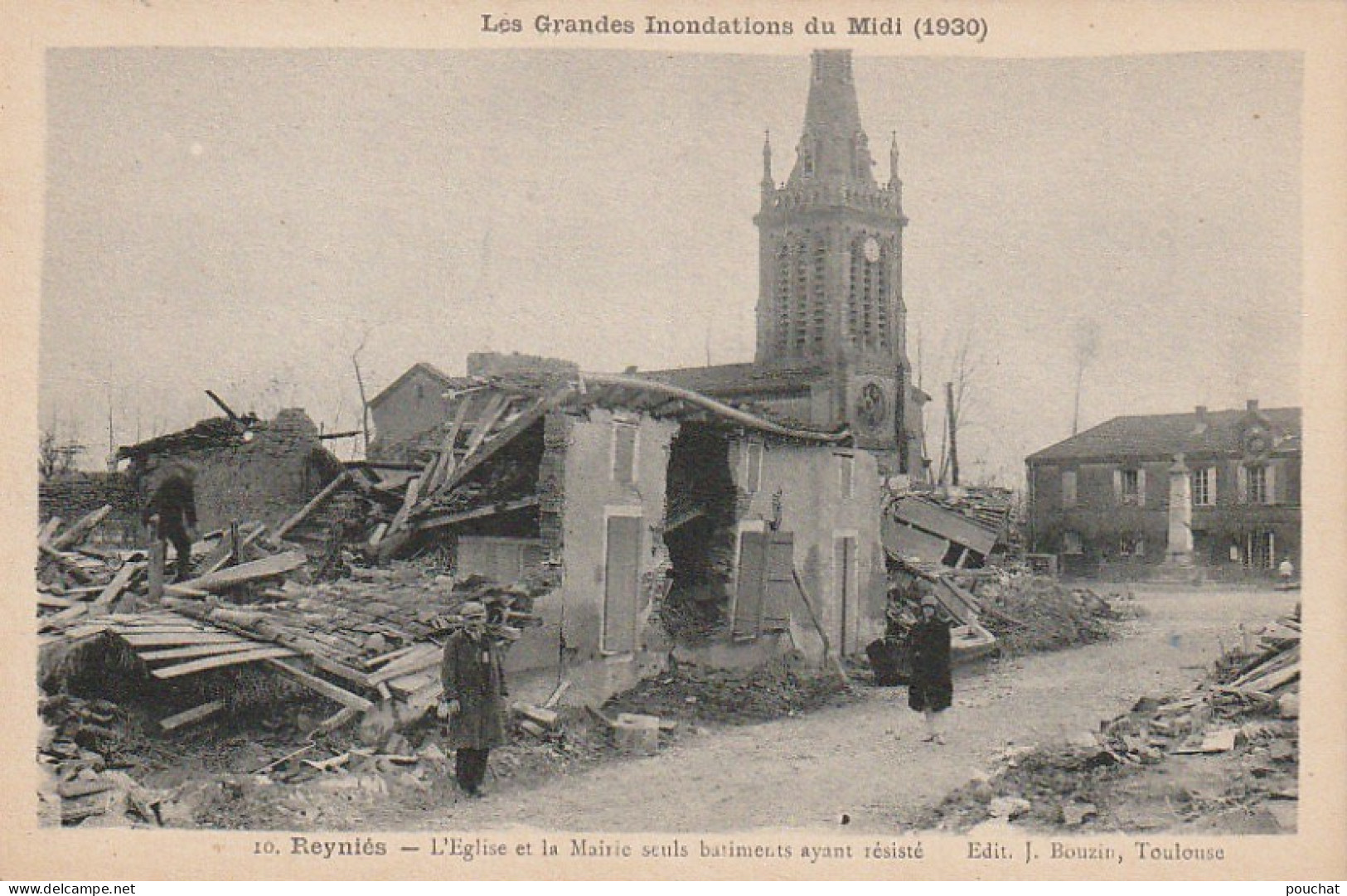 KO 20-(82) REYNIES - INONDATIONS 1930 - L ' EGLISE ET LA MAIRIE AYANT RESISTE- COUPLE AU MILIEU DES DECOMBRES  - 2 SCANS - Floods