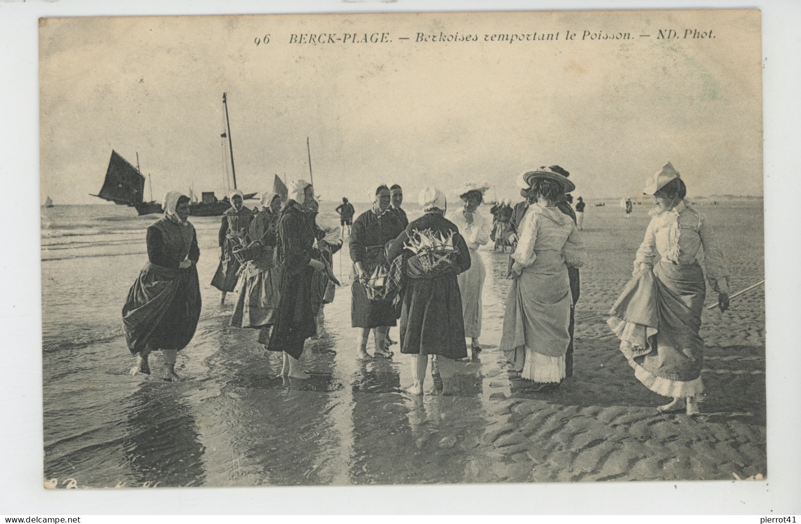 BERCK PLAGE - Berckoises Remportant Le Poisson - Berck