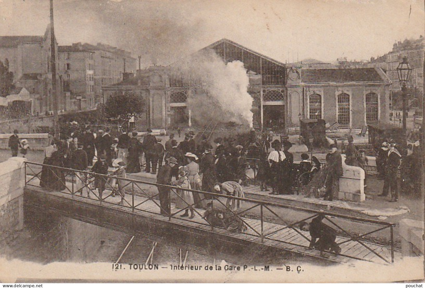 KO 22-(83) TOULON - INTERIEUR DE LA GARE - VOYAGEURS ET PASSANTS - LOCOMOTIVE - 2 SCANS - Toulon