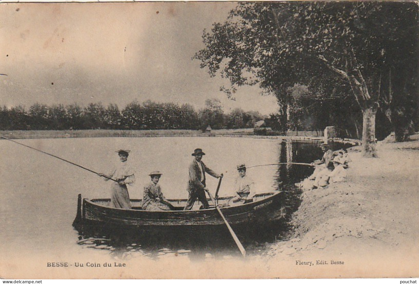 KO 22-(83) BESSE - UN COIN DU LAC - PECHEURS A LA LIGNE  ET CANOTEUR  - 2 SCANS - Besse-sur-Issole