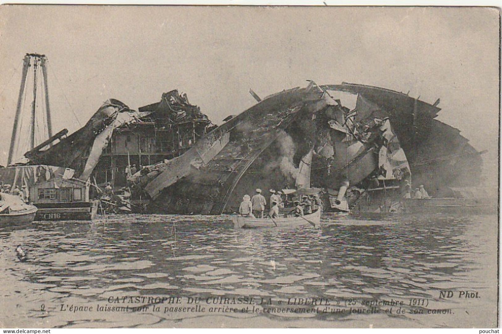 KO 23-(83) TOULON - CATASTROPHE DU CUIRASSE LA " LIBERTE " (1911) - EPAVE LAISSANT VOIR LA PASSERELLE ARRIERE - 2 SCANS - Catastrofi