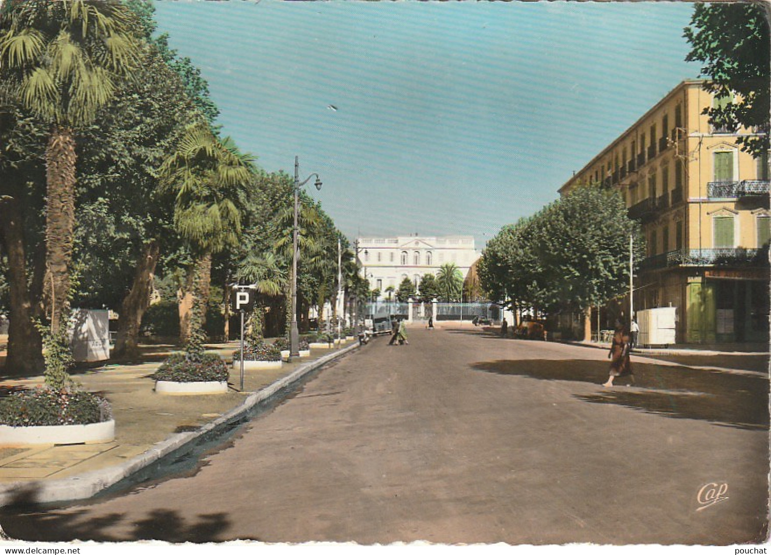 KO 24-(83) DRAGUIGNAN - BOULEVARD GEORGES CLEMENCEAU ET LA PREFECTURE - CARTE COULEURS - 2 SCANS - Draguignan