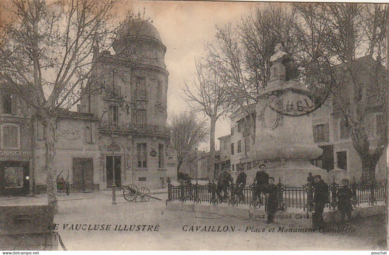 LE 2-(84) CAVAILLON - PLACE ET MONUMENT  GAMBETTA - ENFANTS SUR LES GRILLES - 2 SCANS  - Cavaillon