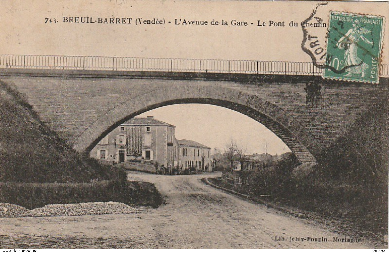 LE 4-(85) BREUIL BARRET - L' AVENUE DE LA GARE - LE PONT DU CHEMIN DE FER  -  2 SCANS - Other & Unclassified