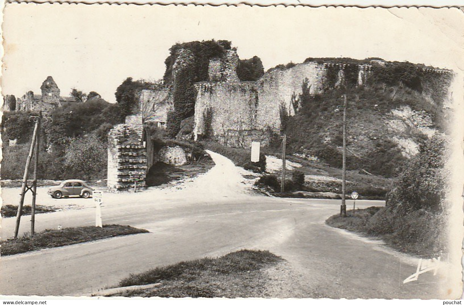 LE 5-(85) TIFFAUGES - ENTREE DU VIEUX CHATEAU - RENAULT 4 CV - 2 SCANS - Autres & Non Classés