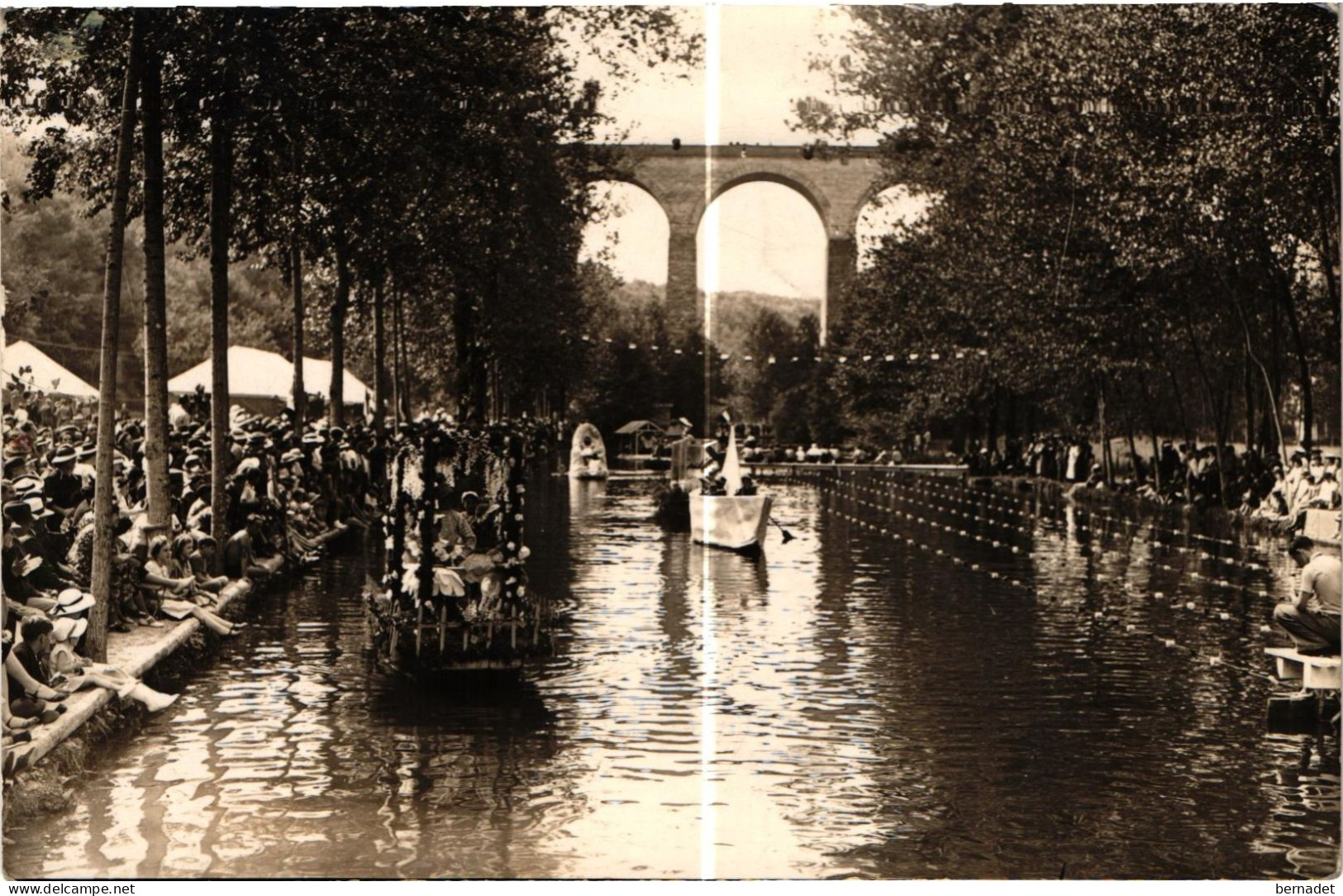 86 .LUSIGNAN . (carte Photo )  LA PLAGE . DEFILE DES BATEAUX  . FËTE   ( Trait Blanc Pas Sur Original ) - Lusignan