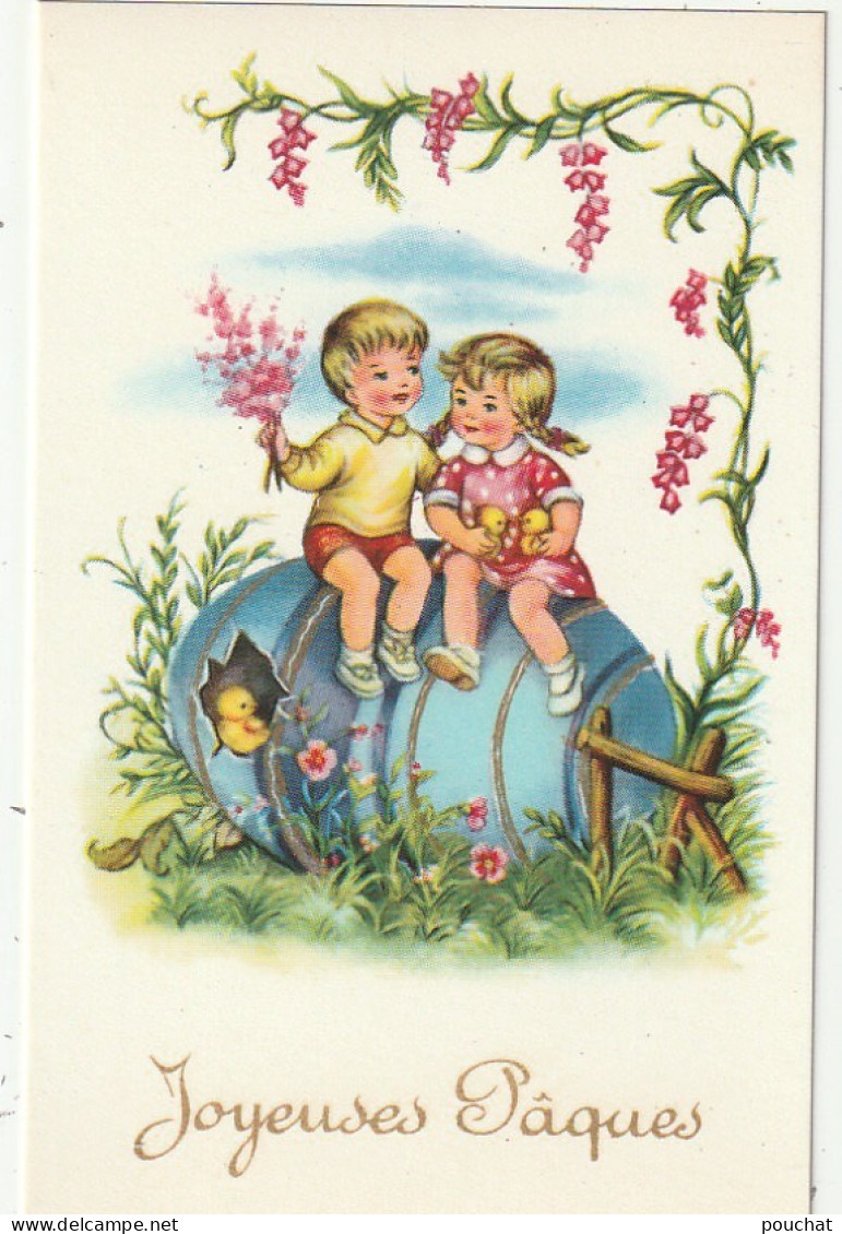 LE 6-  JOYEUSES PAQUES - COUPLE D' ENFANTS ASSIS SUR UN OEUF S' OFFRANT DES FLEURS - POUSSINS  - 2 SCANS - Pasen