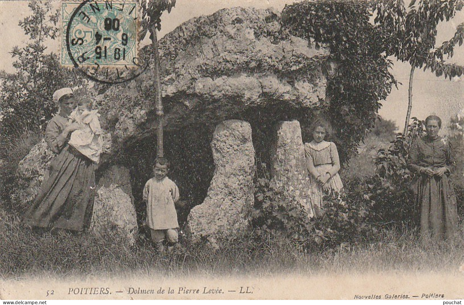 LE 9-(86) POITIERS - DOLMEN DE LA PIERRE LEVEE - FEMME AVEC BEBE , ENFANTS - 2 SCANS - Poitiers