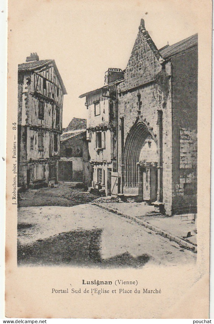 LE 10-(86) LUSIGNAN - PORTAIL SUD DE L' EGLISE ET PLACE DU MARCHE  - 2 SCANS - Lusignan