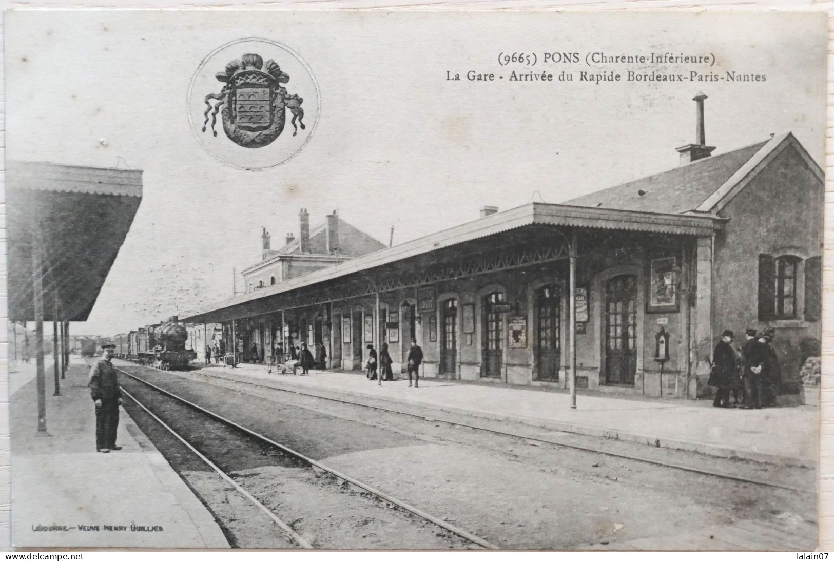 C. P. A. : 17 : PONS : La Gare, Arrivée Du Rapide Bordeaux Paris Nantes Animé - Pons