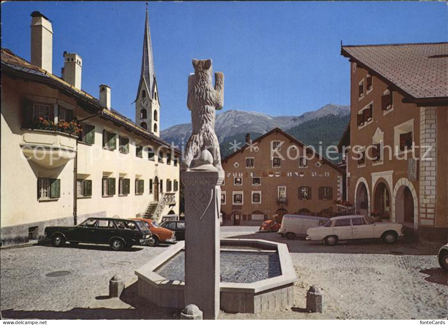 12603600 Zuoz GR Dorfplatz Mit Kirche Brunnen Zuoz - Autres & Non Classés