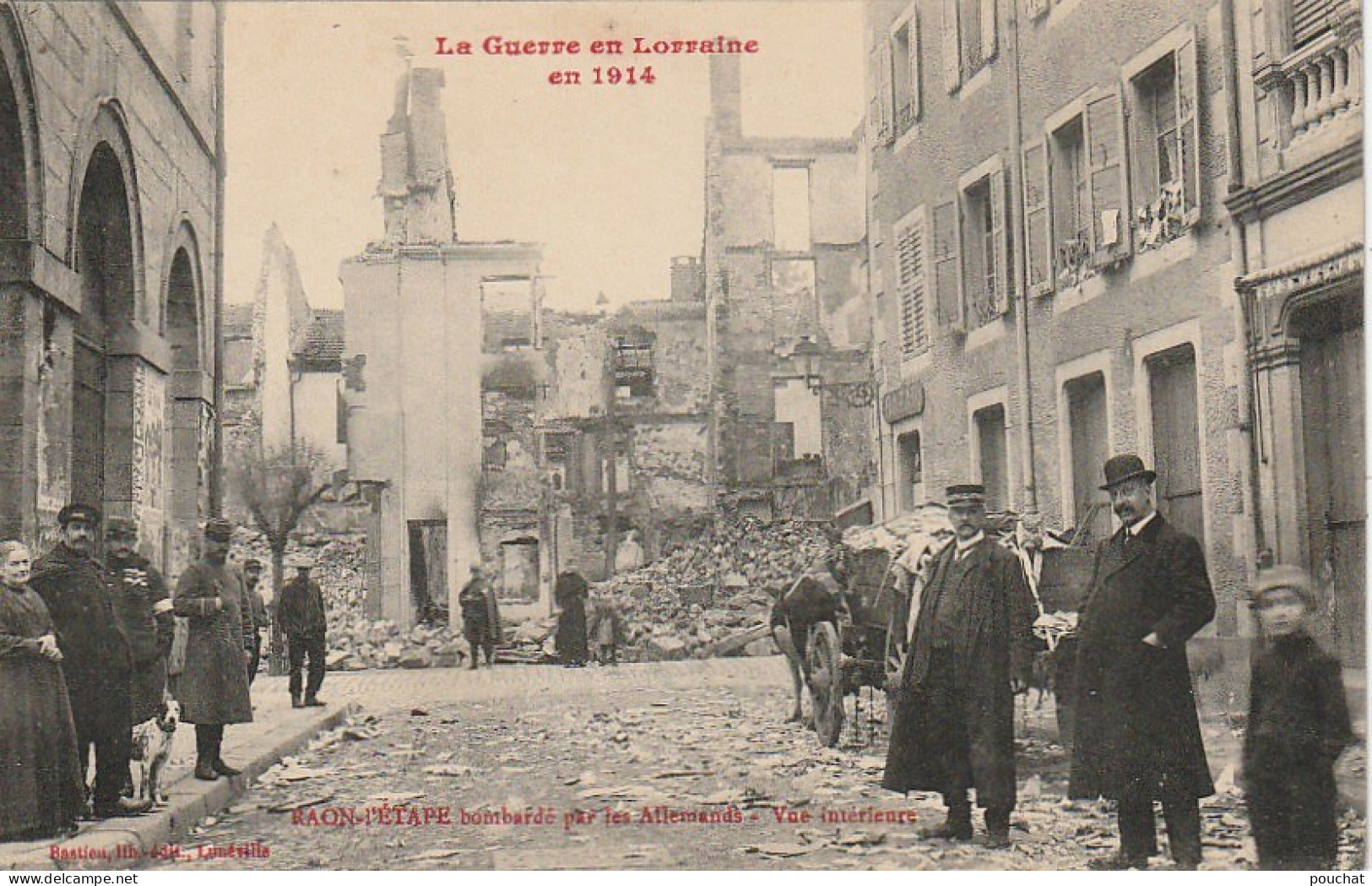 LE 14-(88) RAON L' ETAPE  BOMBARDEE PAR LES ALLEMANDS - VUE INTERIEURE - LA POPULATION AU MILIEU DES RUINES  - 2 SCANS - Raon L'Etape