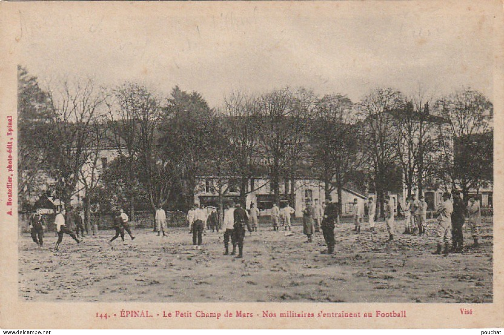 LE 16-(88) EPINAL - LE PETIT CHAMP DE MARS - NOS MILITAIRES S' ENTRAINENT AU FOOTBALL - 2 SCANS - Epinal