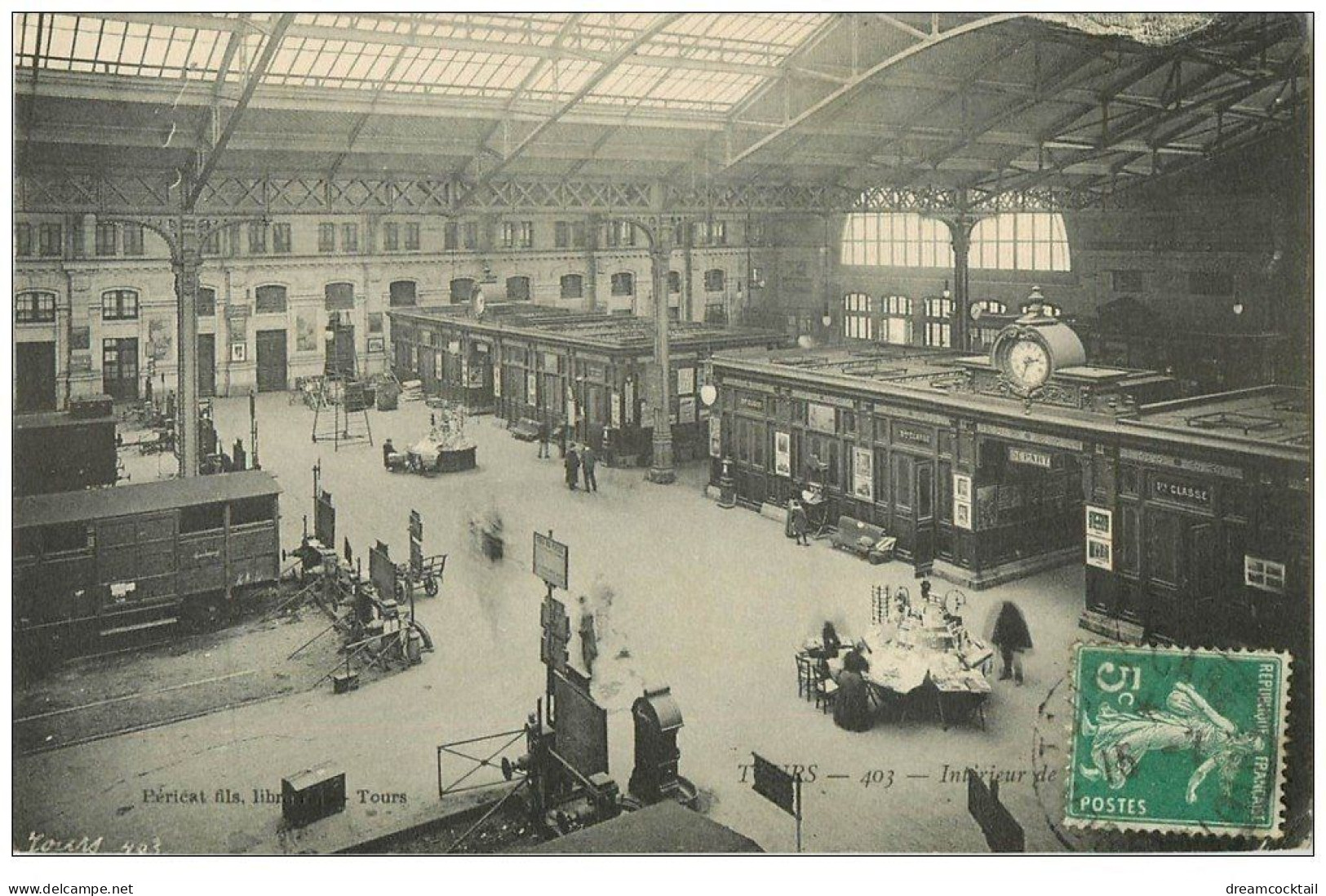 37 TOURS. Intérieur De La Gare 1909 Vendeuse De Cartes Postales - Tours