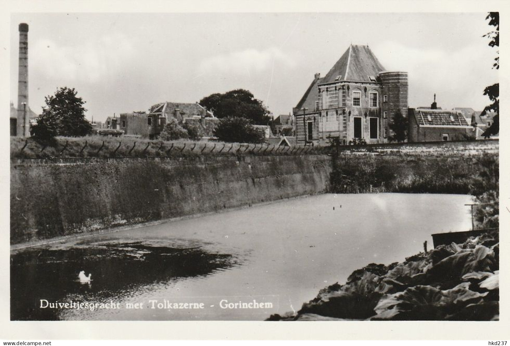 Gorinchem Duiveltjesgracht Met Tolkazerne Rechts Schoorsteen Wasserij Timmers     4784 - Gorinchem