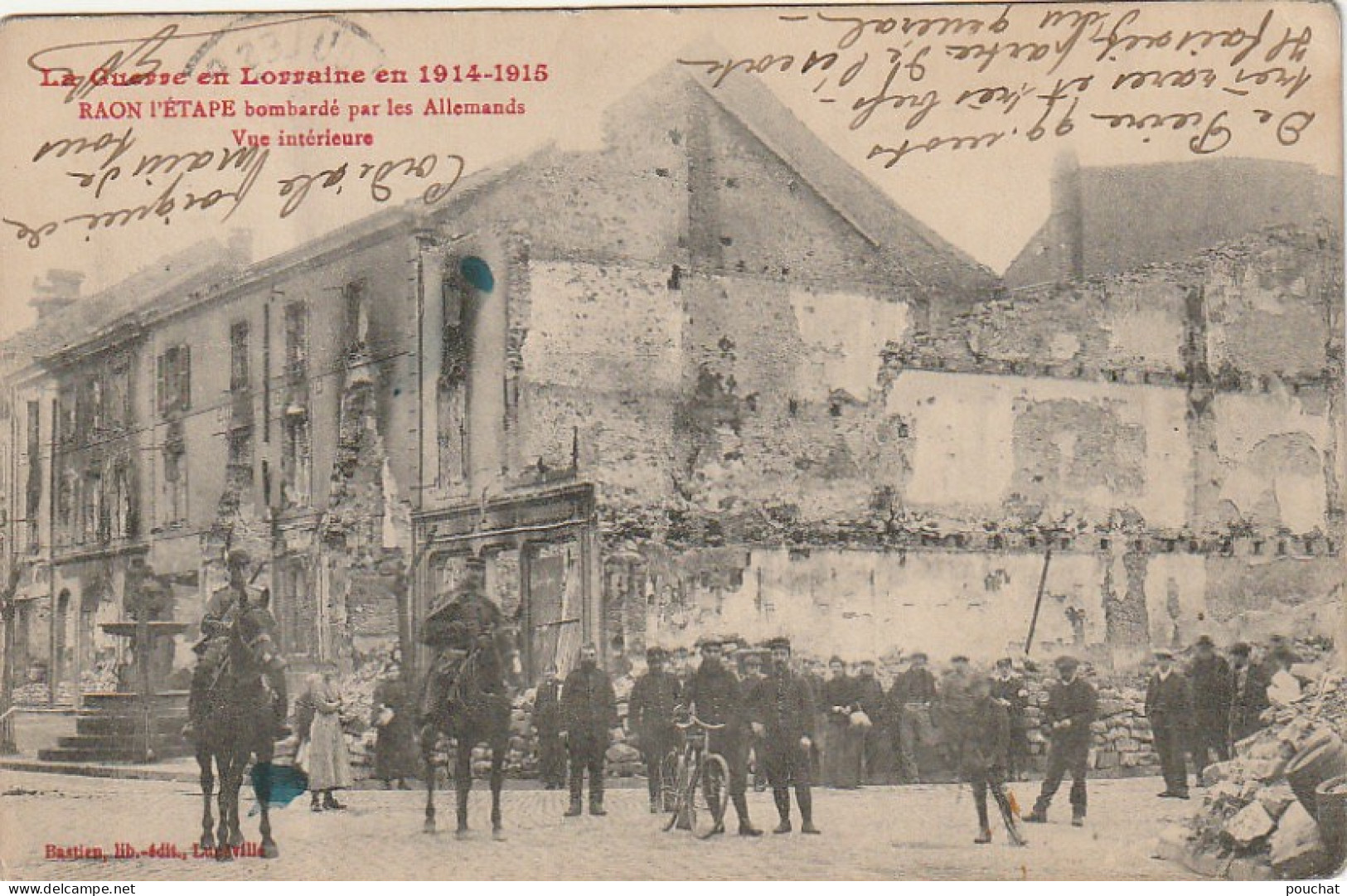 LE 17 -(88) GUERRE 1914 - RAON L' ETAPE BOMBARDE PAR LES ALLEMANDS - VUE INTERIEURE - POPULATION AU MILIEU DES RUINES - Raon L'Etape