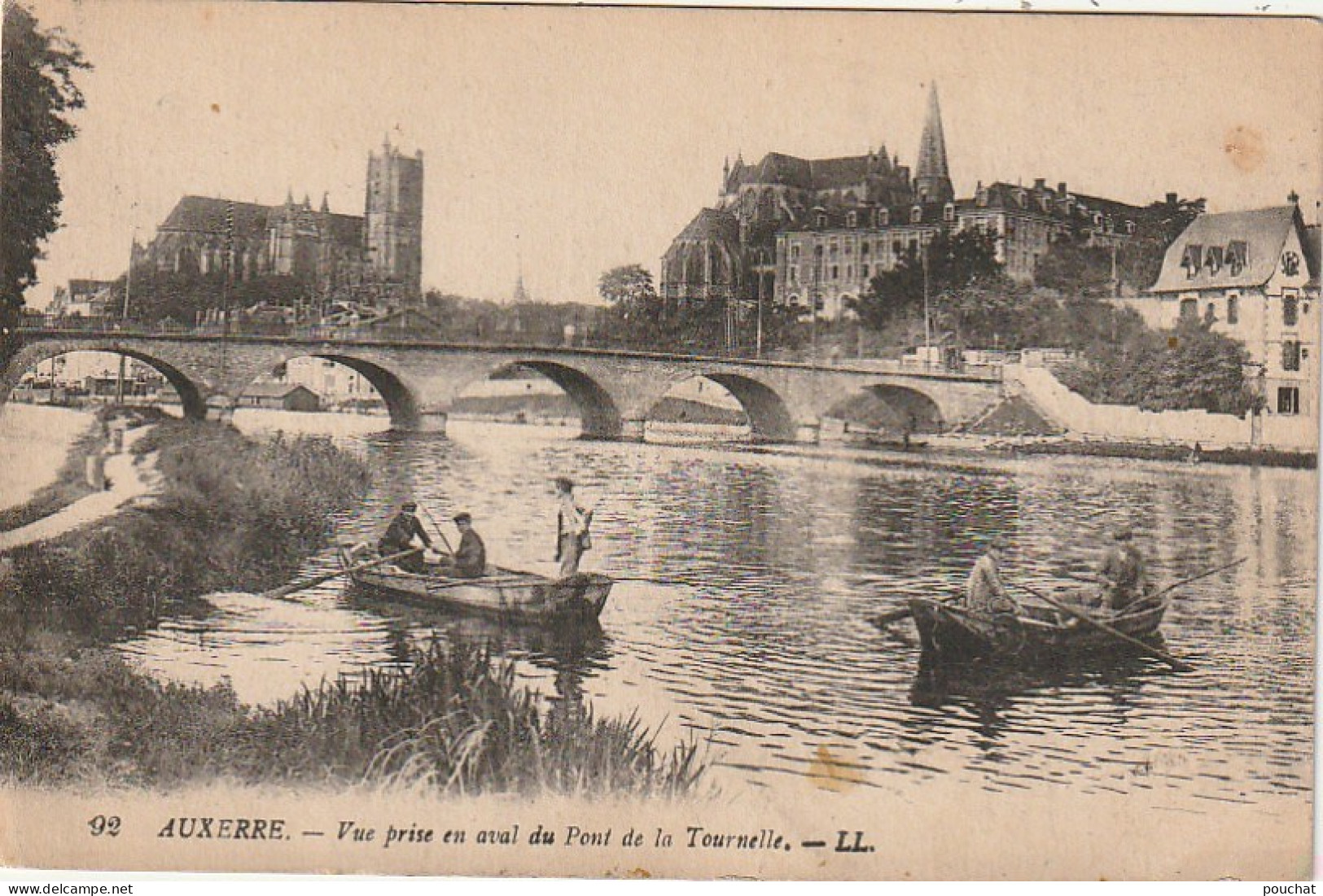 LE 19 -(89) AUXERRE - VUE PRISE EN AVAL DU PONT DE LA TOURNELLE - BARQUES , CANOTEURS    - 2 SCANS - Auxerre