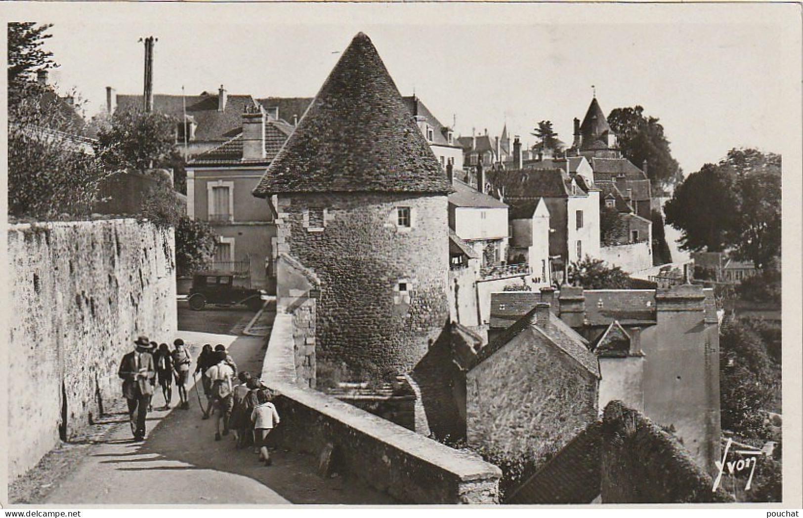 LE 20-(89) AVALLON - LES REMPARTS ET LA TOUR DE L' ESCHARGUET - ENFANTS EN VISITE - 2 SCANS  - Avallon