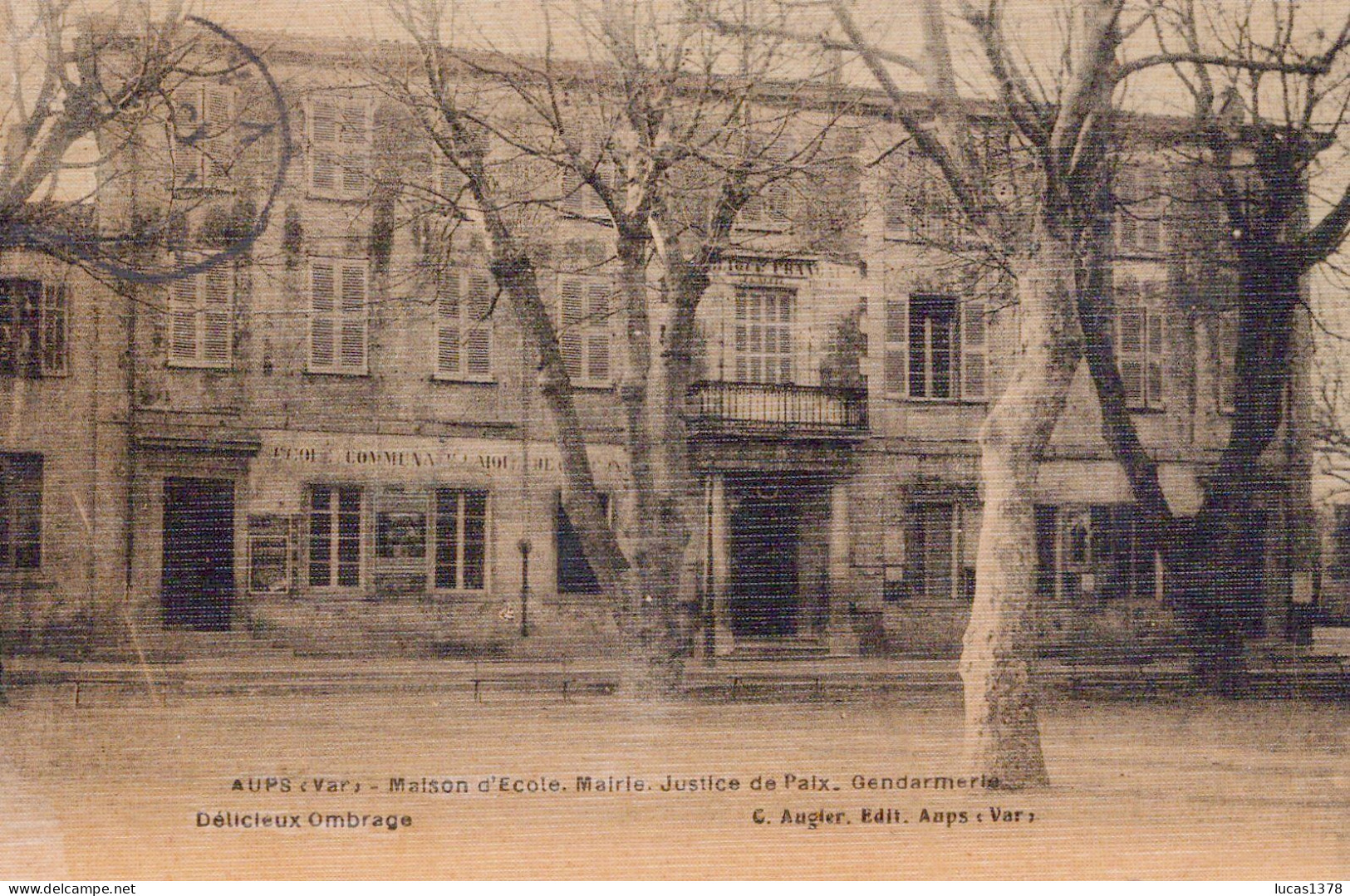 83 / AUPS / MAISON D ECOLE / MAIRIE / GENDARMERIE / RARE CARTE TISSEE COLORISEE - Aups