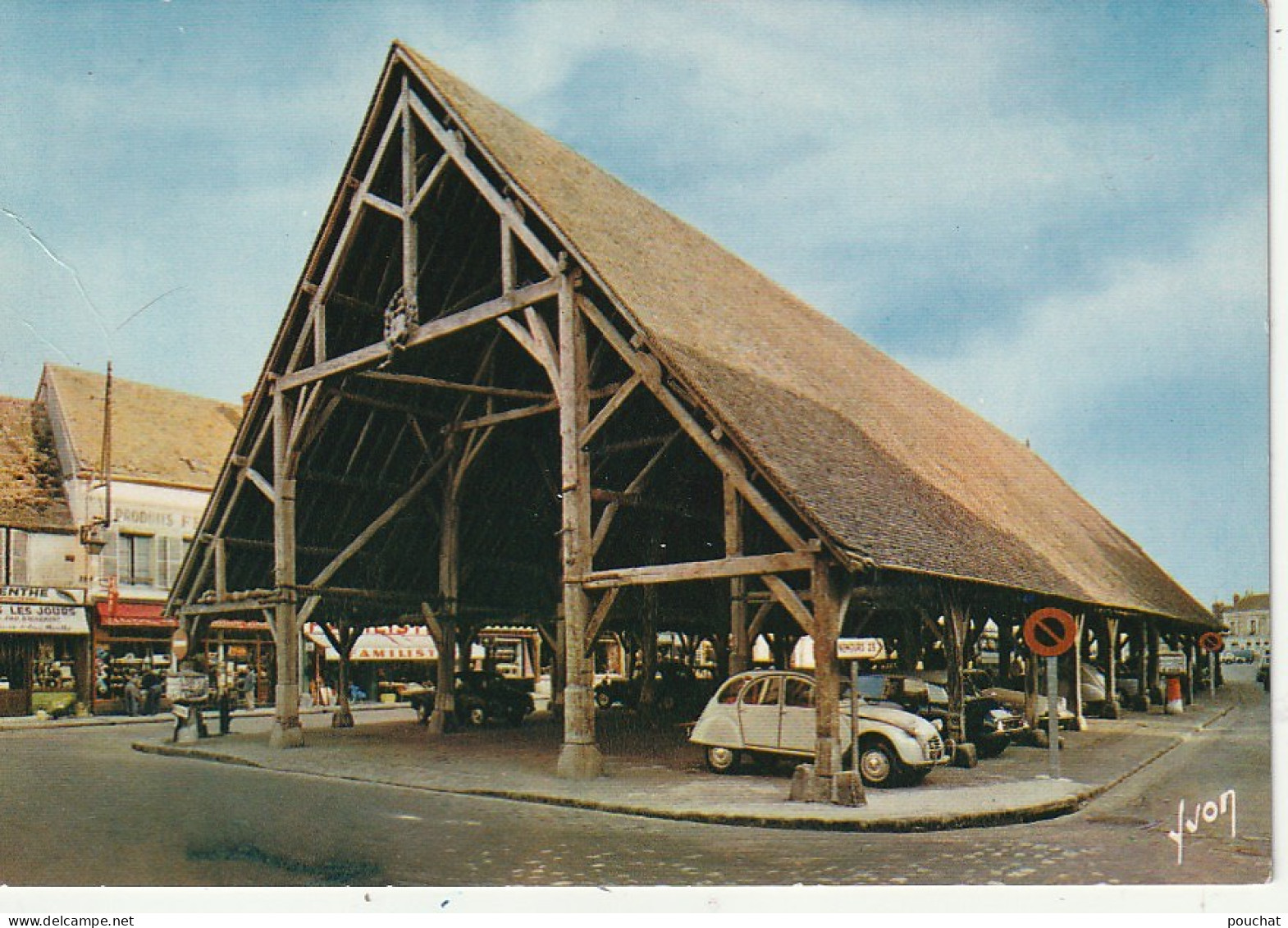 LE 24-(91) MILLY LA FORET - LES HALLES - AUTOMOBILES : 2 CV , DS - CARTE COULEURS - 2 SCANS - Milly La Foret