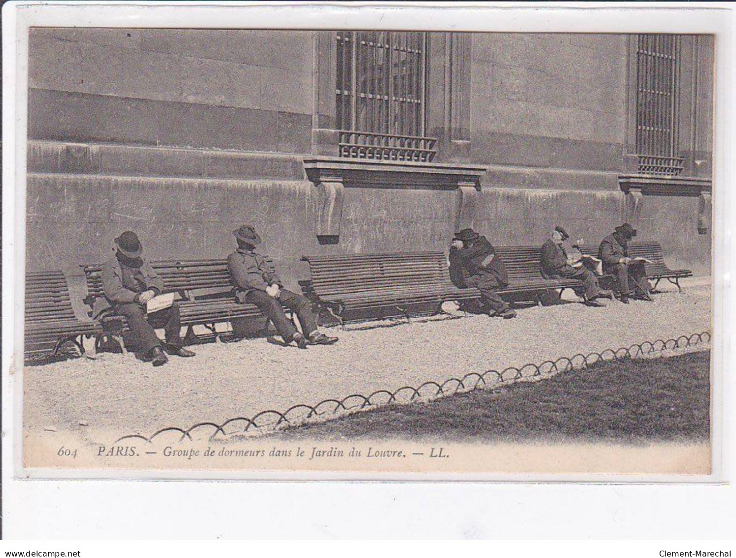 PARIS - Groupe De Dormeurs Dans Le Jardin Du Louvre - Très Bon état - Arrondissement: 01