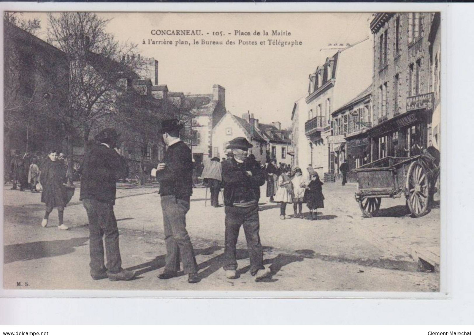 CONCARNEAU: Place De La Mairie à L'arrière Plan, Le Bureau Des Postes Et Télégraphe - Très Bon état - Concarneau