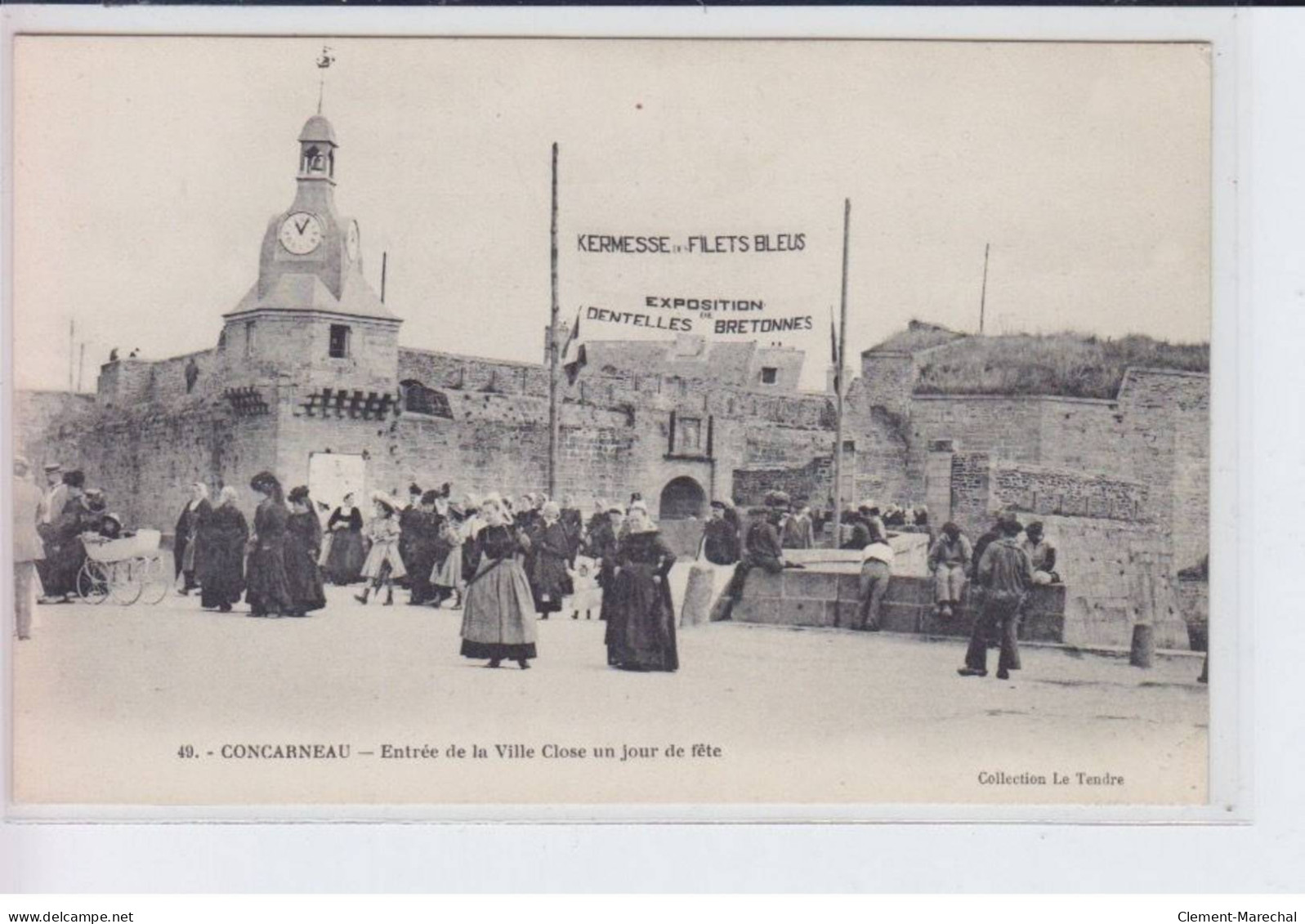 CONCARNEAU: Entrée De La Ville Close Un Jour De Fête,kermess Des Filets Bleus Exposition Dentelles - Très Bon état - Concarneau