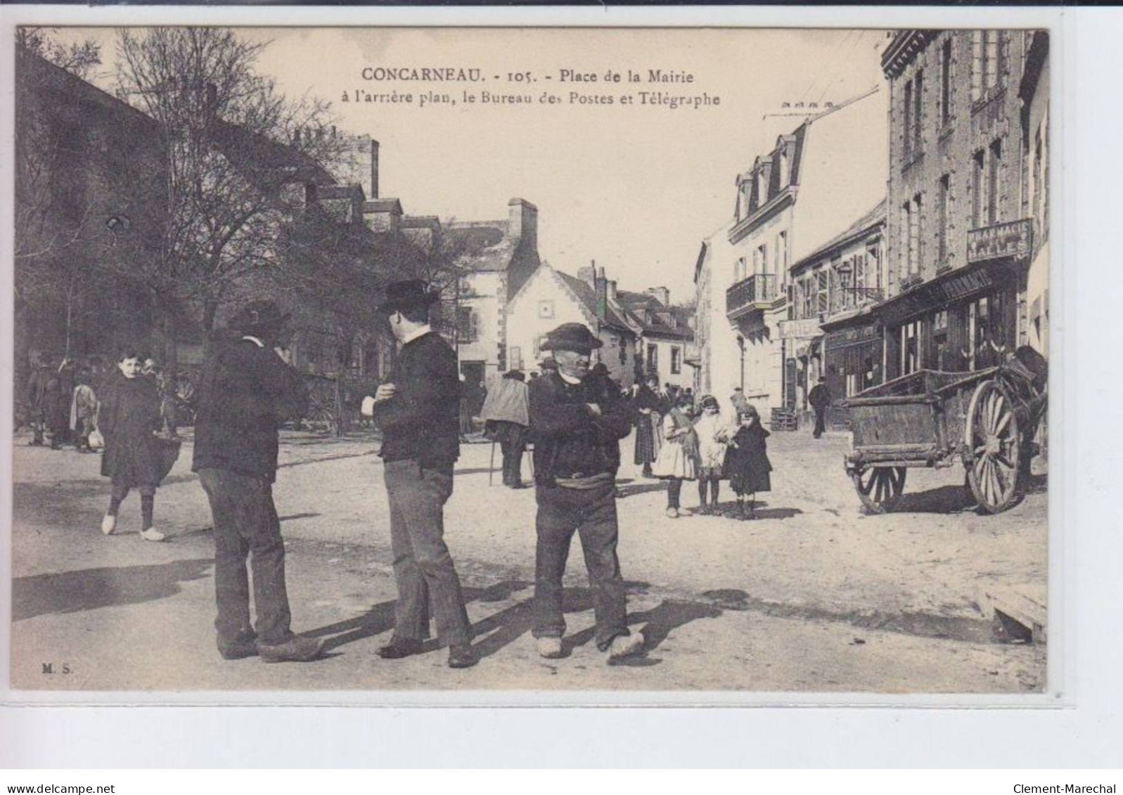 CONCARNEAU: Place De La Mairie à L'arrière Plan, Le Bureau Des Postes Et Télégraphe - état - Concarneau