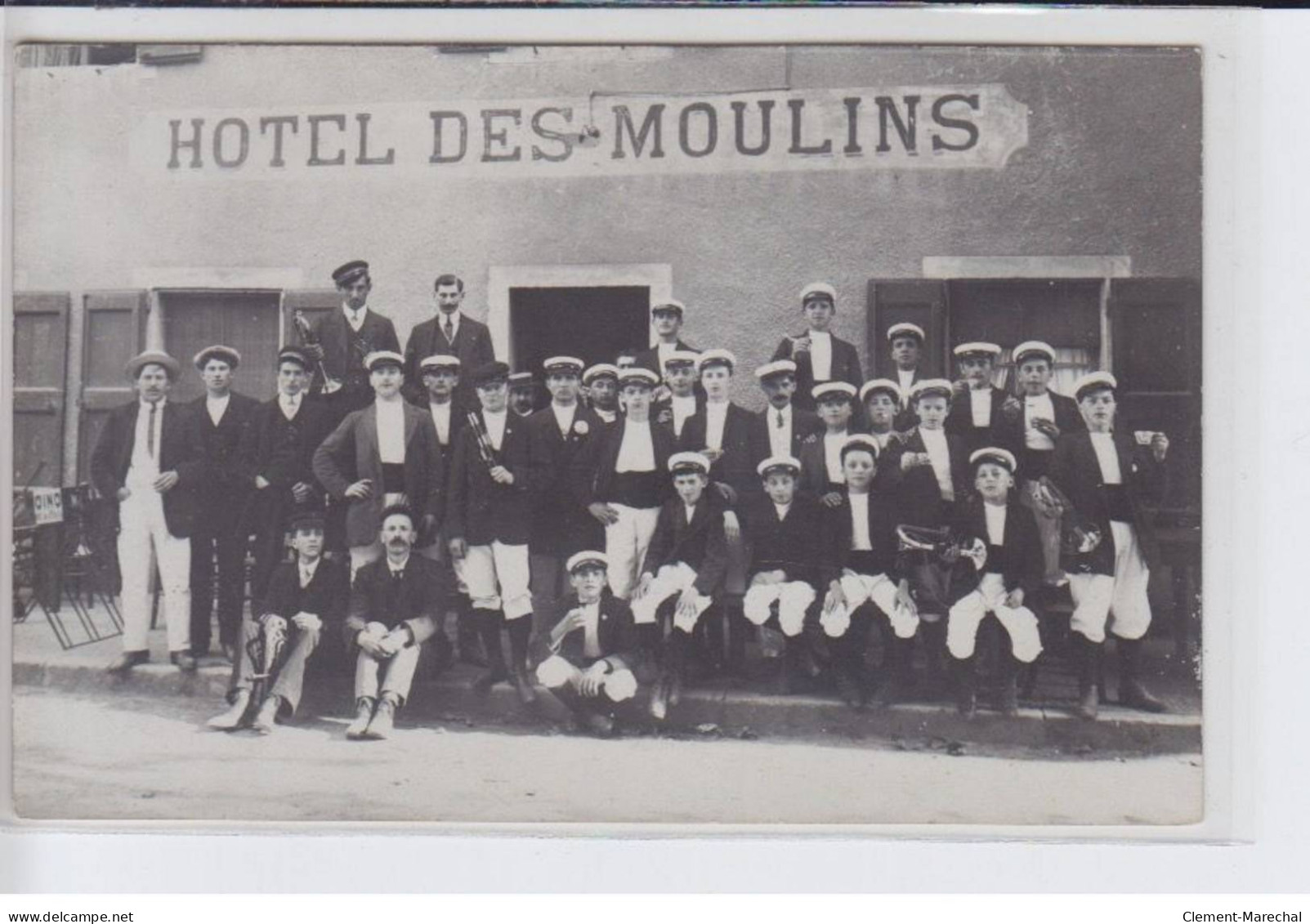 FRANCE: Hotel Des Moulins, Groupe De Personnes, Musiciens - Très Bon état - Photos