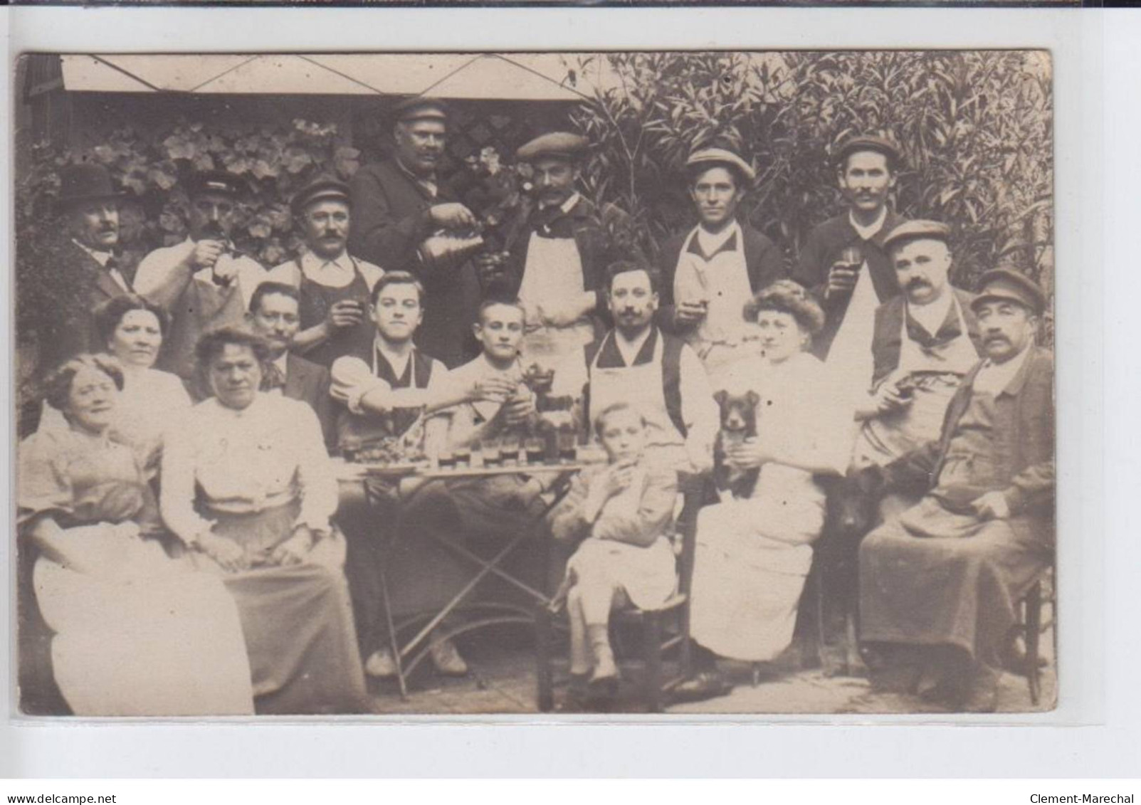 FRANCE: Groupe De Personne Prenant L'apéro, Vins, Chien - Très Bon état - Fotos