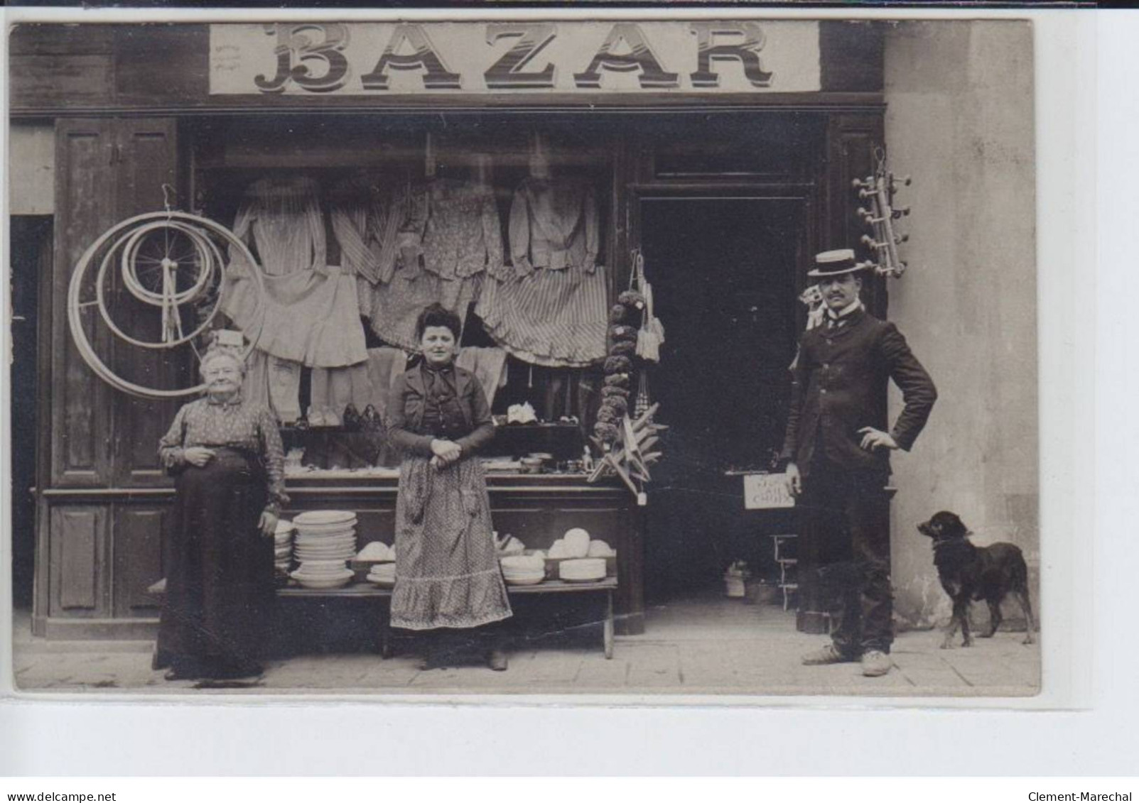 FRANCE: Un Bazar, Textile, Vaisselle Et Plus, Chien, Roues, Charlanes - état - Photos