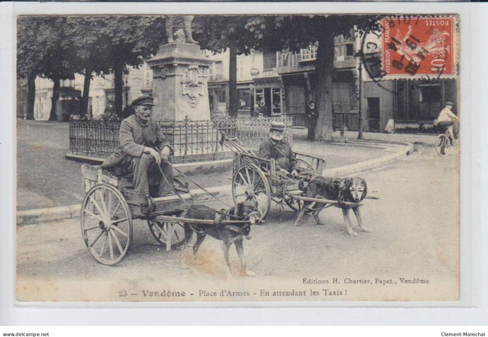 VENDOME: Place D'armes, En Attendant Les Taxis, Voitures à Chien - état - Vendome