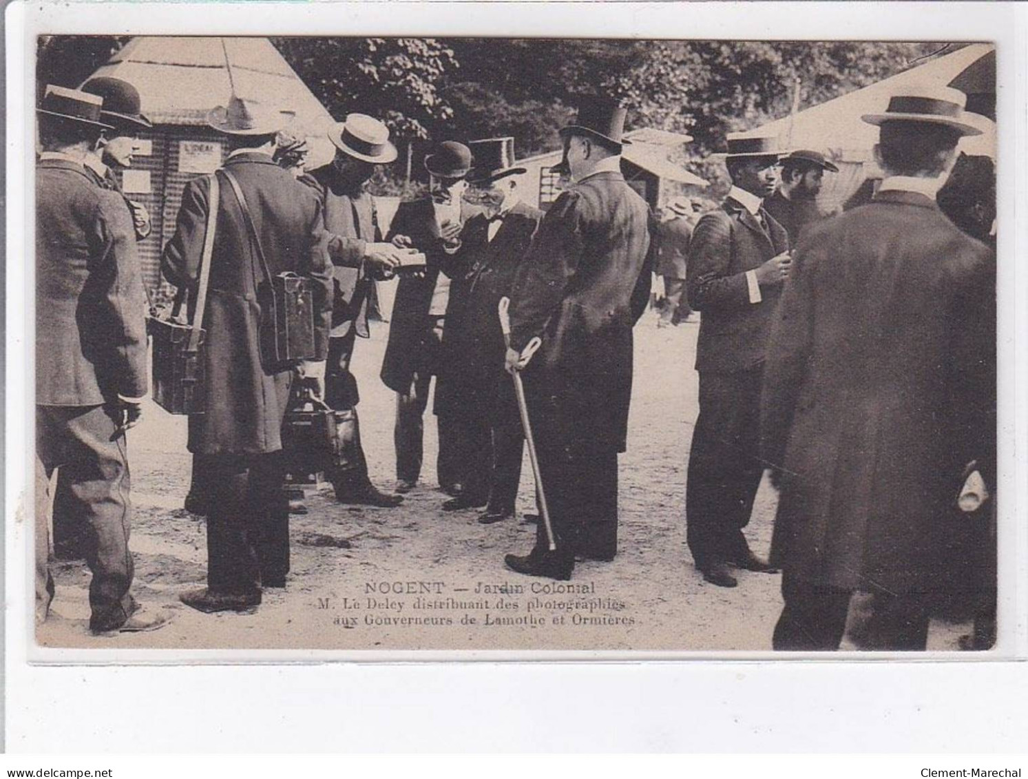 NOGENT-sur-MARNE: Jardin Colonial, M. Le Deley Distribuant Des Photographies - Très Bon état - Nogent Sur Marne