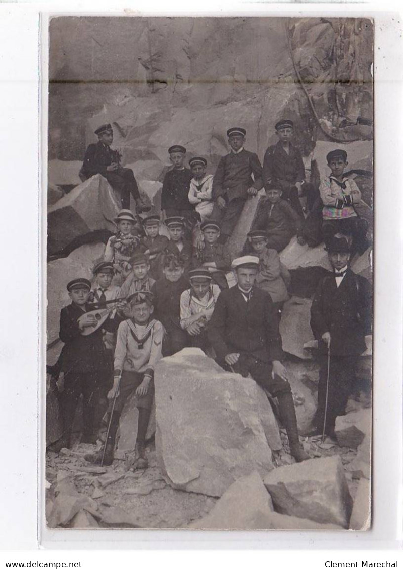 MONTEREAU: Un Groupe De Jeunes Assis Sur Des Rochers (carrieres) - Très Bon état - Montereau