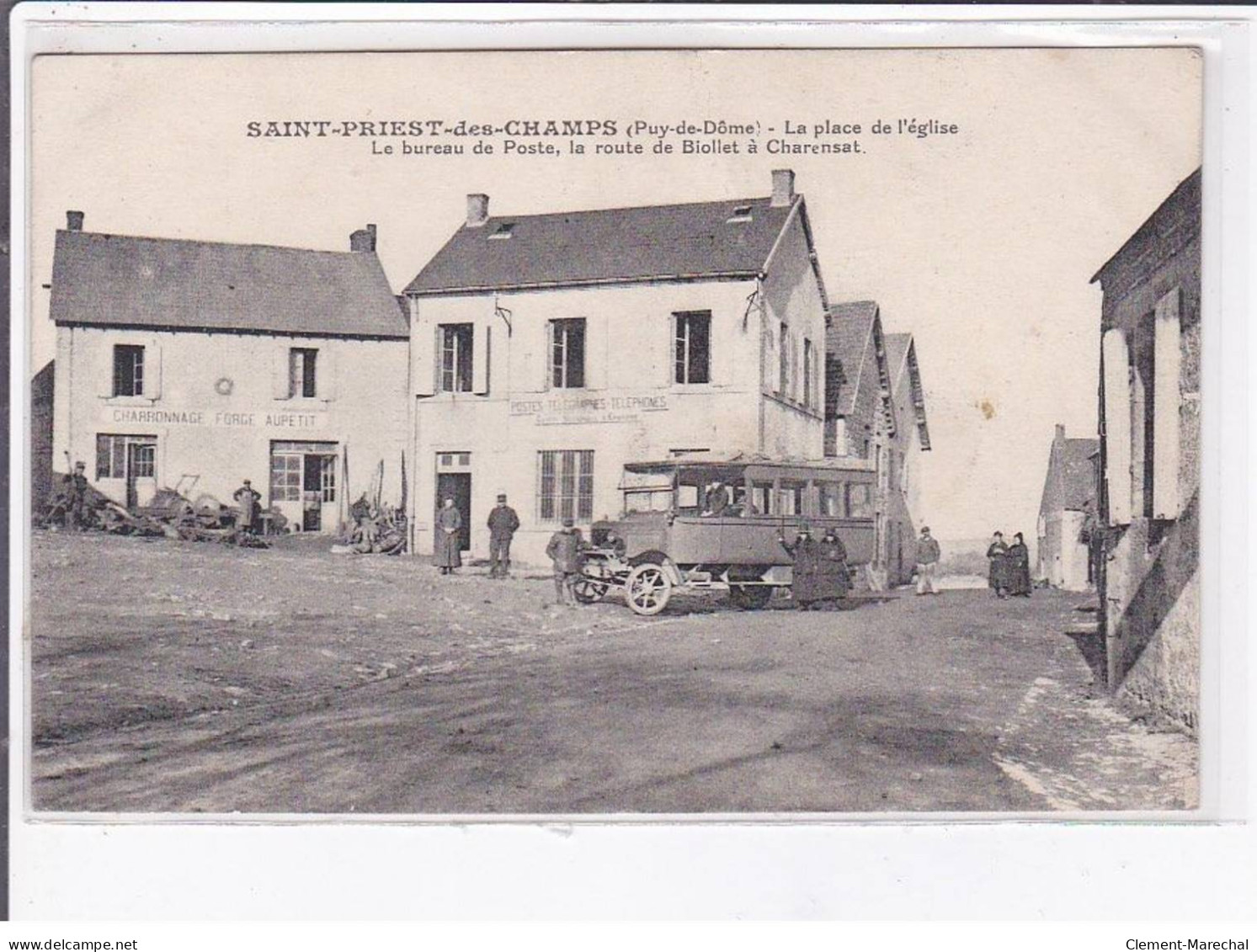 SAINT-PRIEST-des-CHAMPS: La Place De L'église Le Bureau De Poste, Route De Biollet à Charensat, Autobus - Très Bon état - Andere & Zonder Classificatie