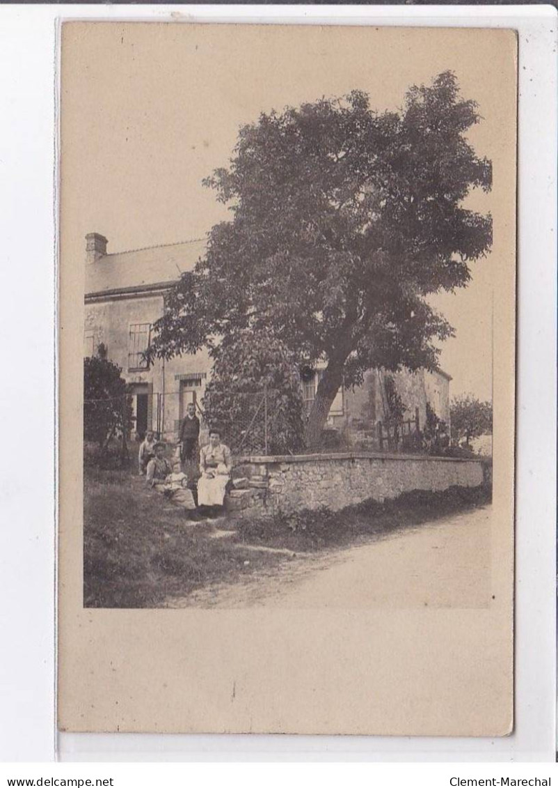 LISSAC: Famille Assise Sur Les Escalier Près De Leur Maison, Grand Arbre - Très Bon état - Sonstige & Ohne Zuordnung