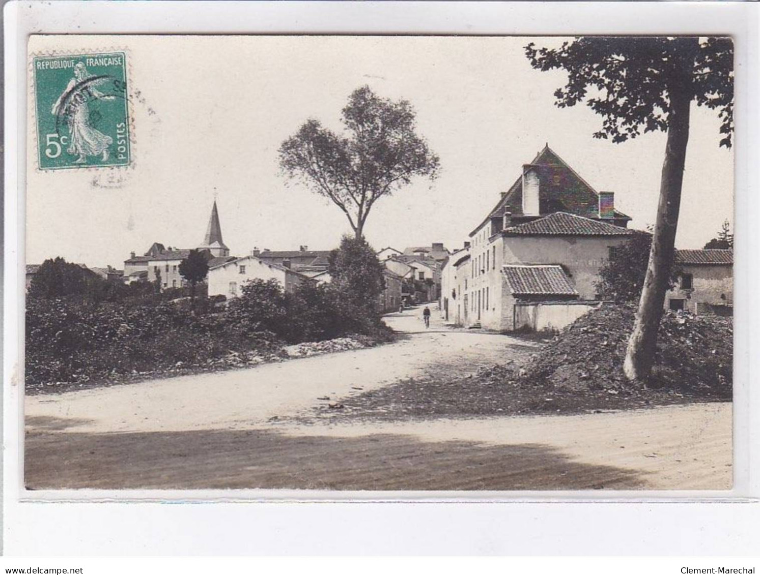 SAINT-MARTIN-D'ESTREAUX: Vue Du Village - Très Bon état - Autres & Non Classés