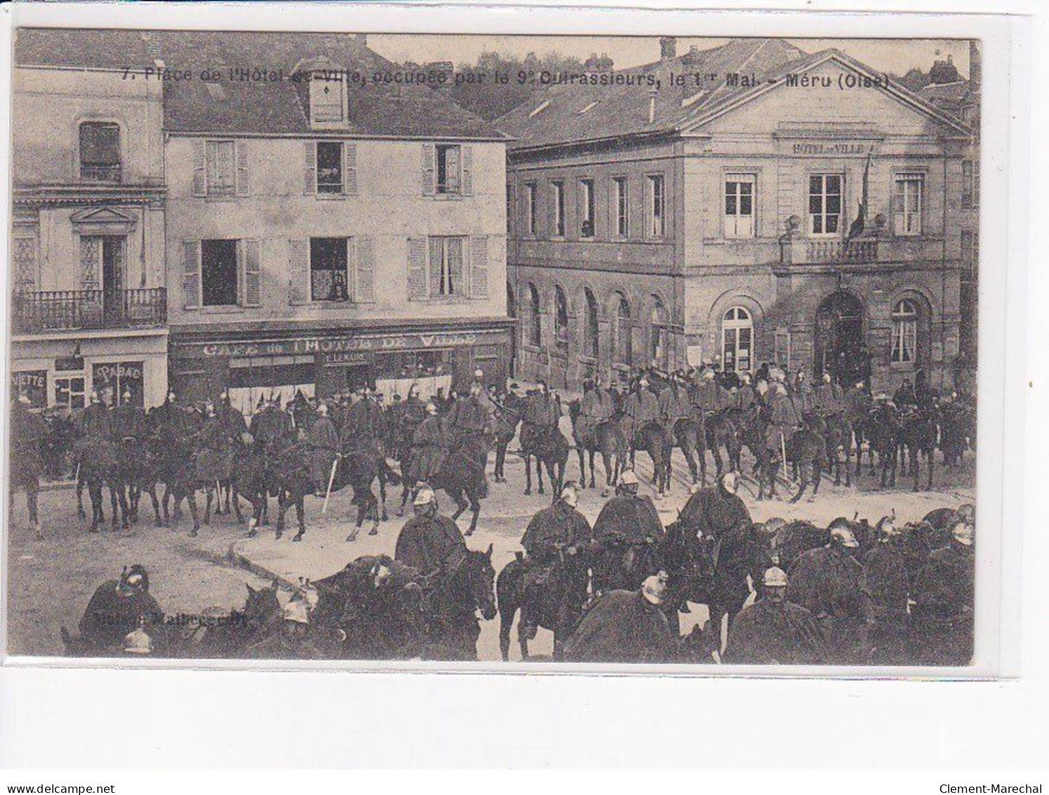 MERU - Place De L'hôtel De Ville Occupée Par Le 9ème Cuirassieurs, Le 1er Mai - état - Meru