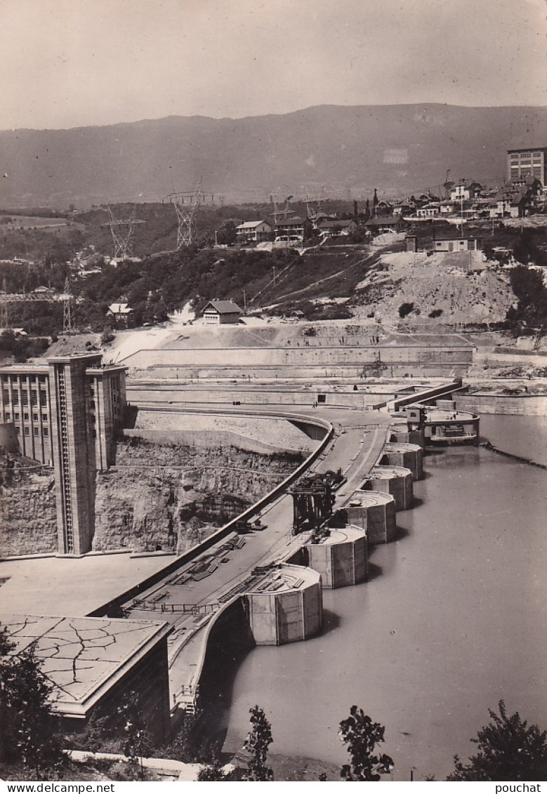 JA 29-(01) LE BARRAGE DE GENISSIAT SUR LE RHONE - VUE  AMONT SUR LE BARRAGE ET TOURS DE PRISE D'EAU - Génissiat