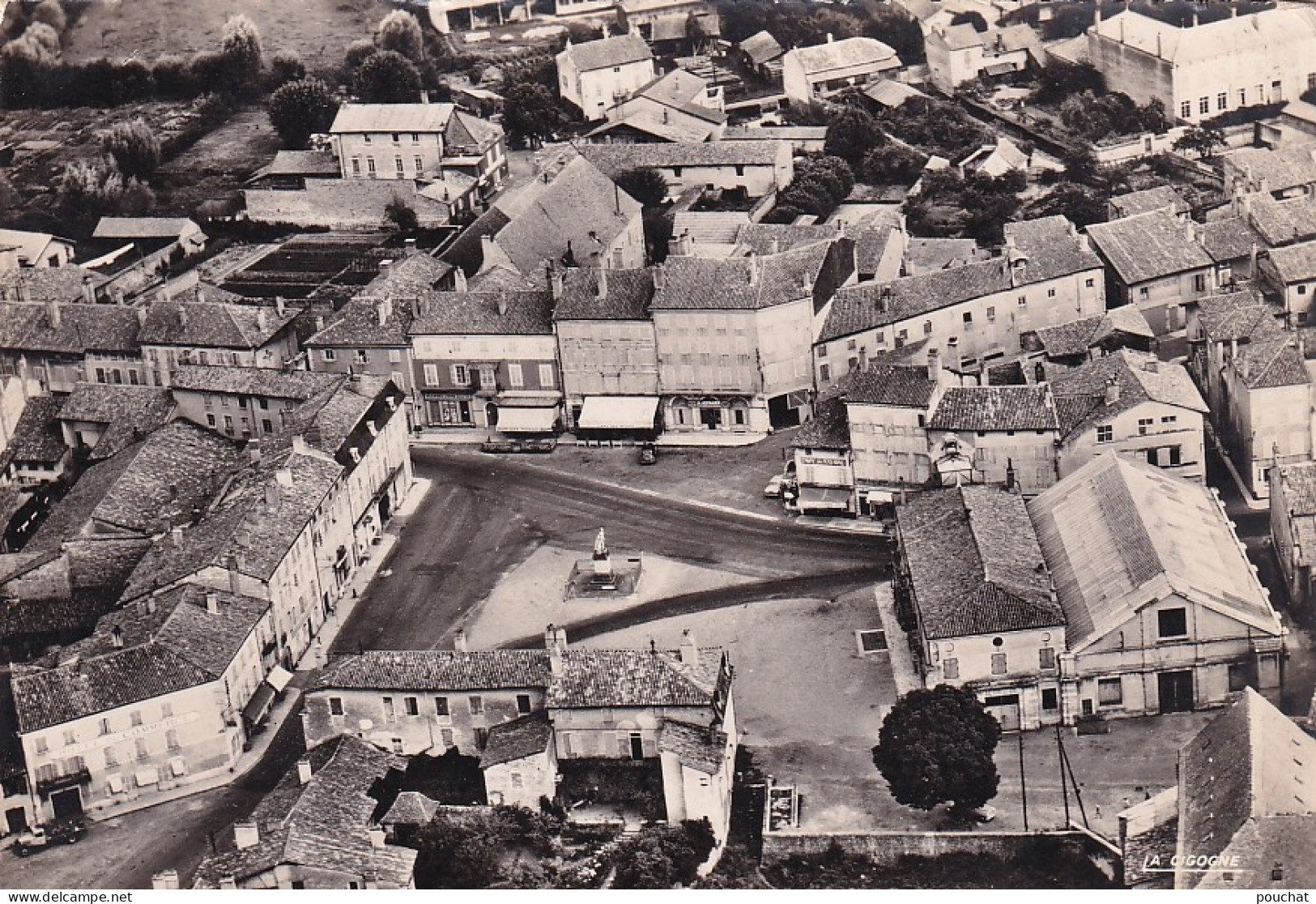 JA 29-(01) PONT DE VAUX - VUE AERIENNE - PLACE JOUBERT - Pont-de-Vaux