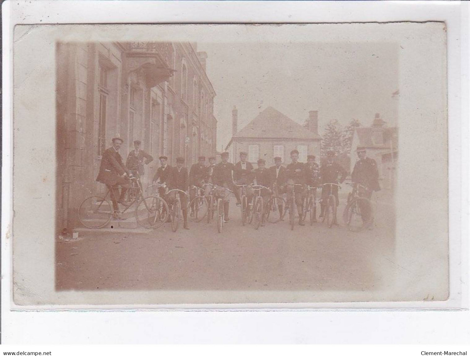 SAINT-FARGEAU: Groupe De Cyclistes, "la Professionnelle" - Très Bon état - Saint Fargeau