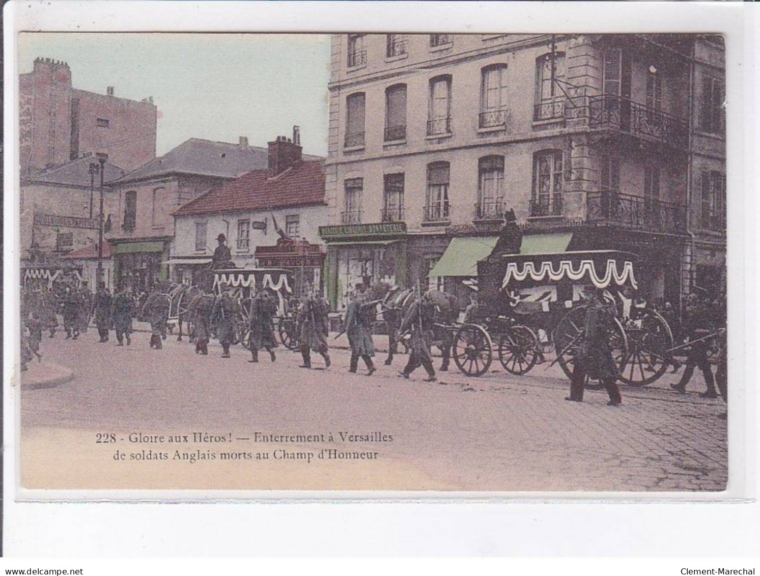 VERSAILLES: Gloire Aux Héros! Enterrement De Soldats Anglais Morts Au Champ D'honneur Rare En Couleur - Très Bon état - Versailles