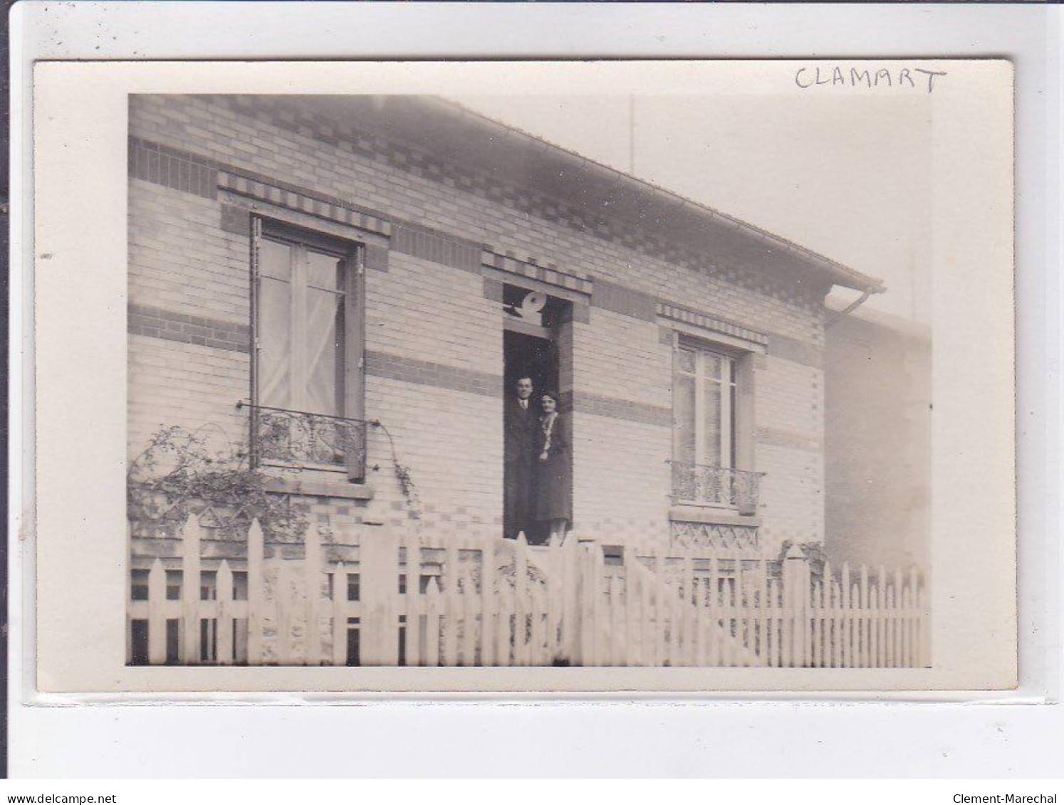 CLAMART: Personnages à L'entré De Leur Maison - Très Bon état - Clamart