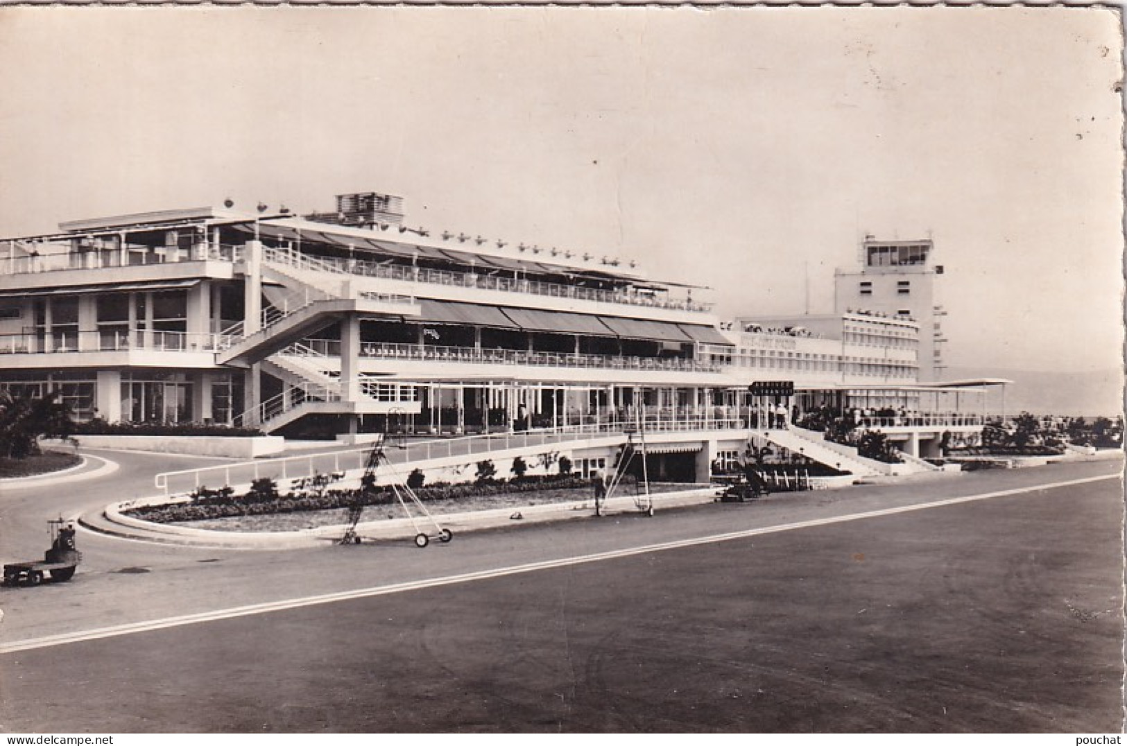 KO 28-(06) NICE -  L'AEROPORT DE NICE COTE D'AZUR  ( VUE PRISE DE LA PISTE ) - Luchtvaart - Luchthaven