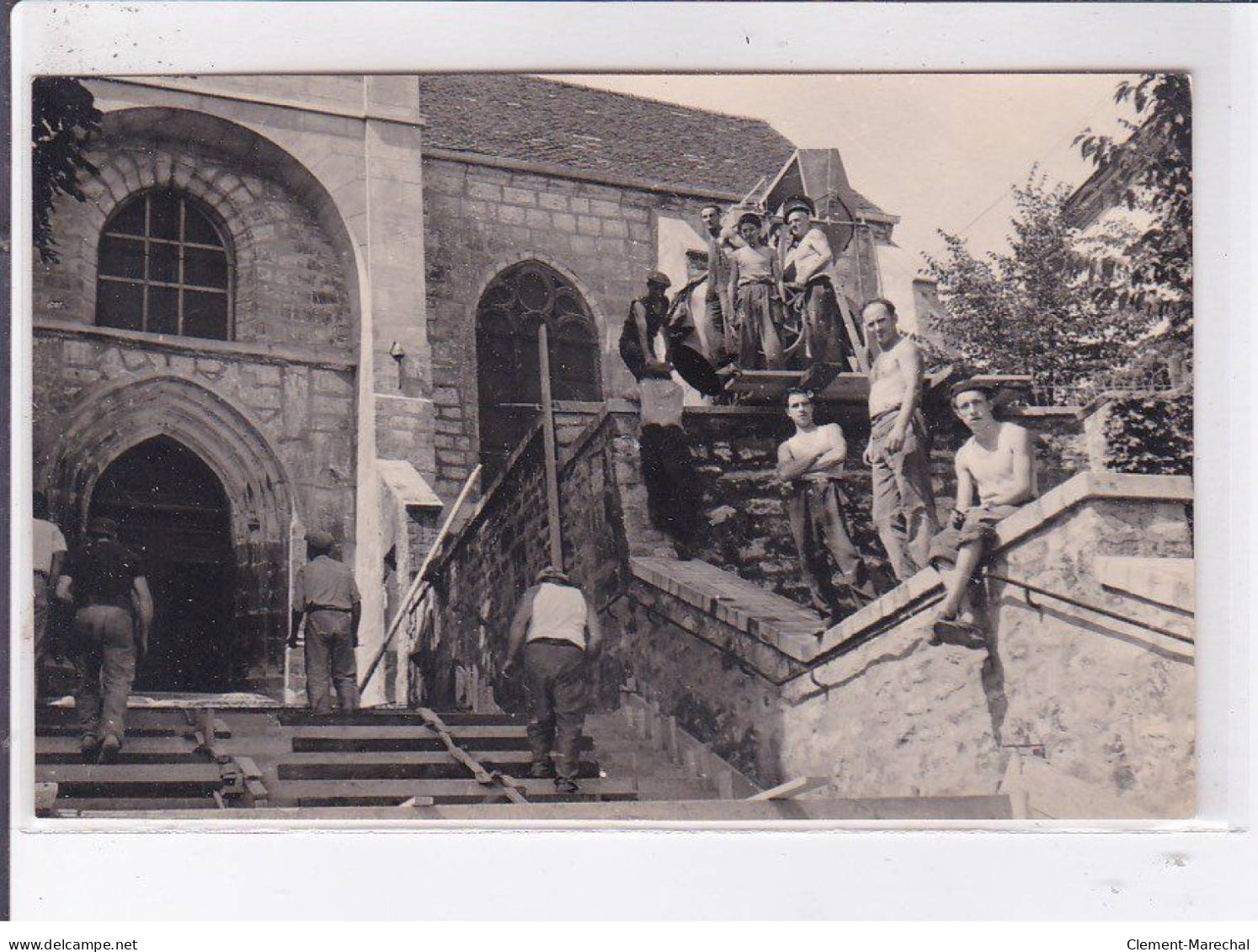 IVRY-sur-SEINE: lot de 8 photos format CPA, ouvriers devant l'église - très bon état