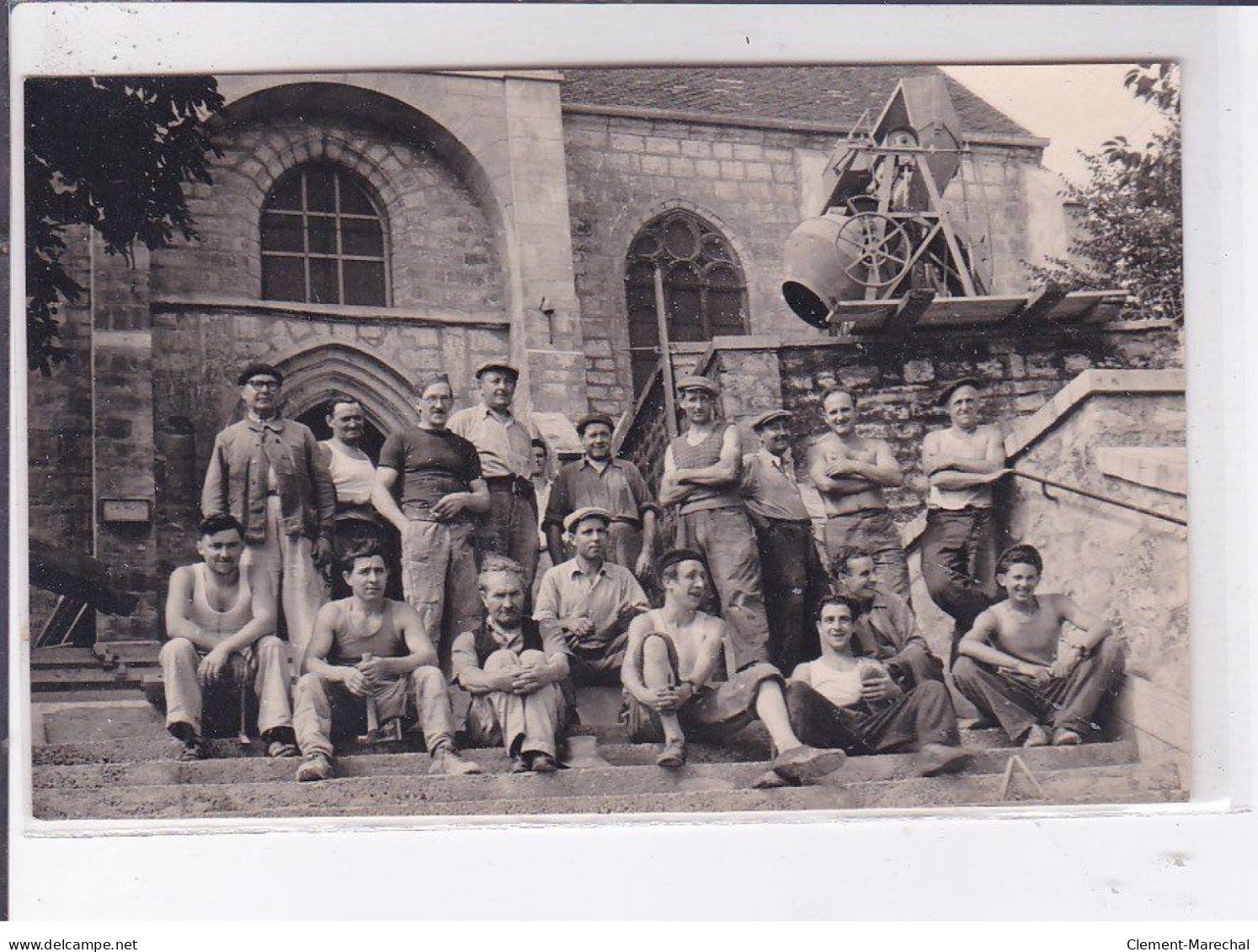 IVRY-sur-SEINE: lot de 8 photos format CPA, ouvriers devant l'église - très bon état