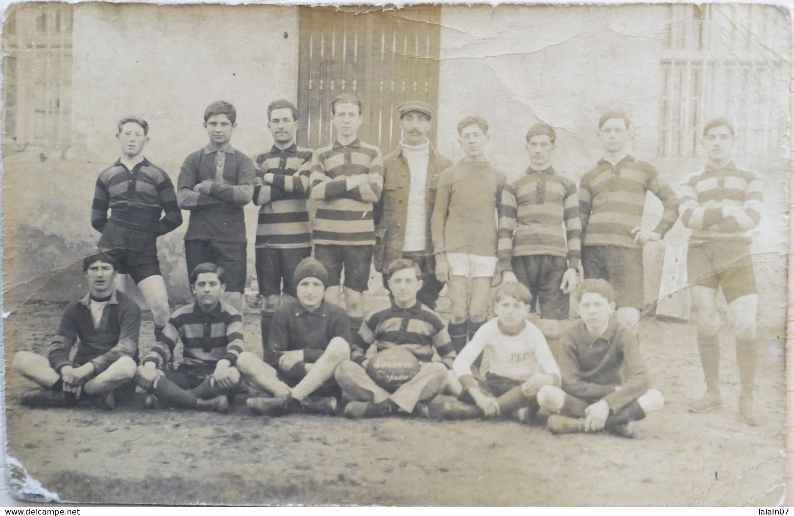 C. P. A. : 33 : Equipe De Football, Inscription Sur Le Ballon , Au Dos : "Souvenir De SAINT MEDARD Le 3 Janvier 1918" - Other & Unclassified