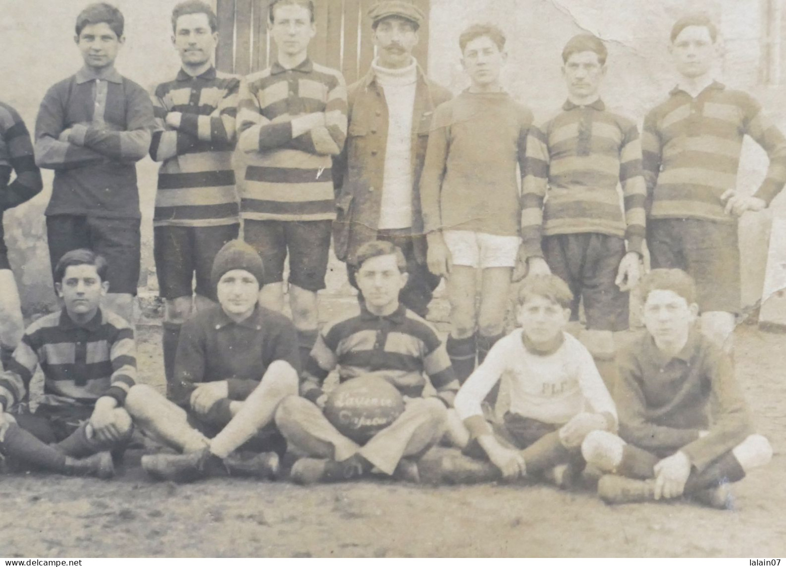 C. P. A. : 33 : Equipe De Football, Inscription Sur Le Ballon , Au Dos : "Souvenir De SAINT MEDARD Le 3 Janvier 1918" - Other & Unclassified