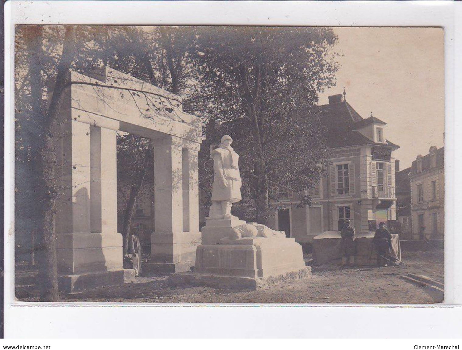 AVALLON: Monument Aux Morts - Très Bon état - Avallon