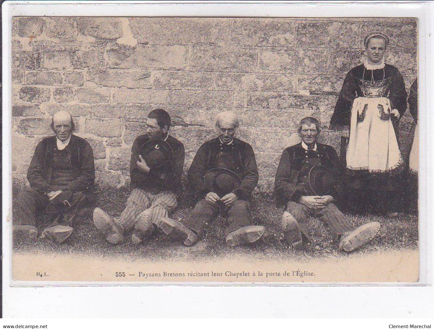 FINISTERE: Paysans Bretons Récitant Leur Chapelet à La Porte De L'église - Très Bon état - Andere & Zonder Classificatie